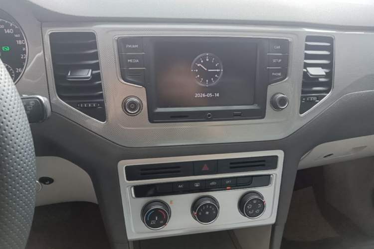 Used Volkswagen Golf Sportsvan 2016 230TSI Automatic Trend Edition Audio And AC Panel