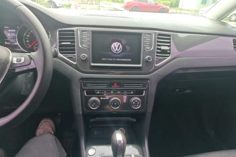 Used Volkswagen Golf Sportsvan 2016 280TSI Automatic Luxury Model Audio And AC Panel