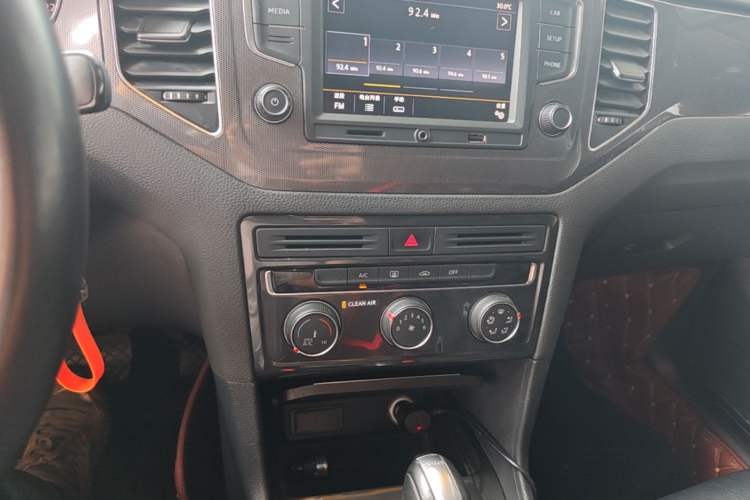 Used Volkswagen Golf Sportsvan 2016 230TSI Automatic Trend Edition Audio And AC Panel