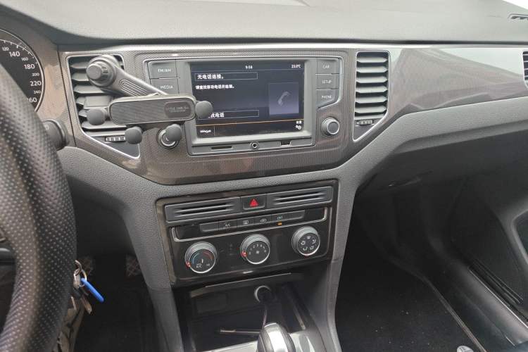 Used Volkswagen Golf Sportsvan 2016 230TSI Automatic Trend Edition Audio And AC Panel