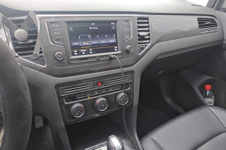 Used Volkswagen Golf Sportsvan 2016 230TSI Automatic Trend Edition Audio And AC Panel