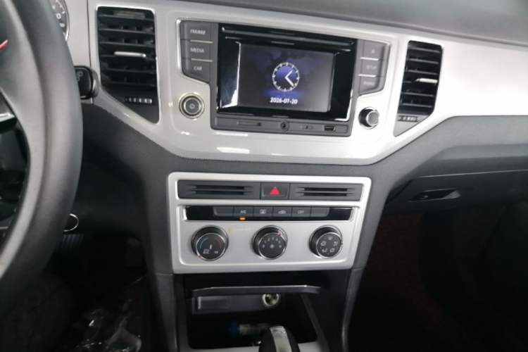 Used Volkswagen Golf Sportsvan 2016 230TSI Automatic Trend Edition Audio And AC Panel