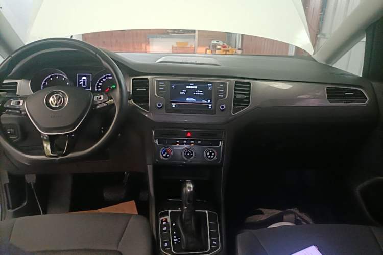 Used Volkswagen Golf Sportsvan 2016 230TSI Automatic Trend Edition Audio And AC Panel
