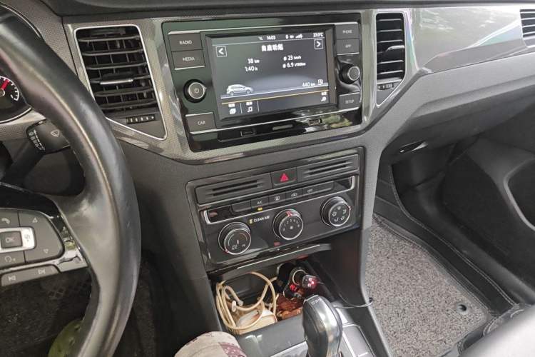 Used Volkswagen Golf Sportsvan 2016 230TSI Automatic Trend Edition Audio And AC Panel