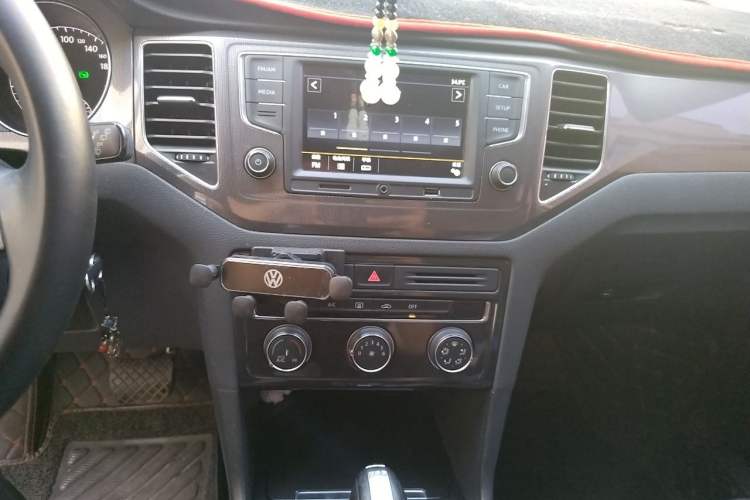 Used Volkswagen Golf Sportsvan 2016 230TSI Automatic Trend Edition Audio And AC Panel