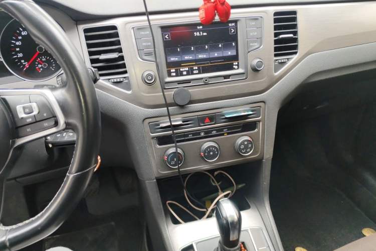 Used Volkswagen Golf Sportsvan 2016 1.6L Automatic Comfort Model Audio And AC Panel
