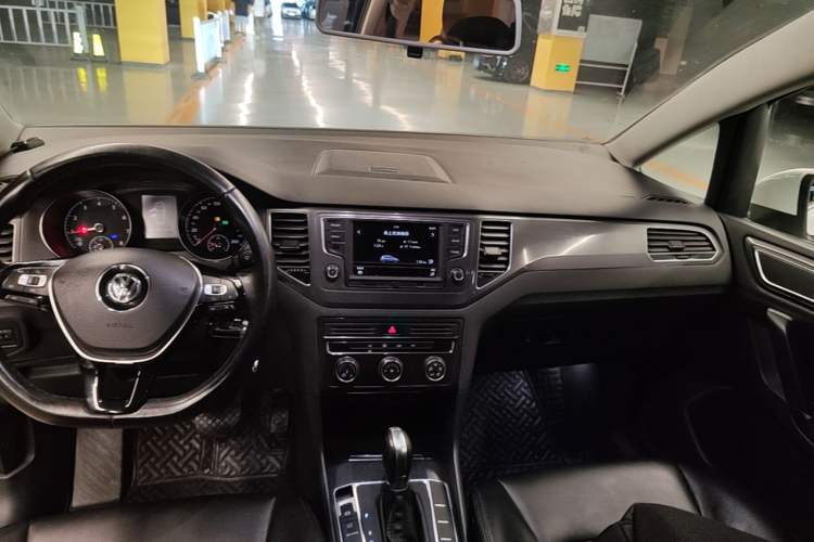 Used Volkswagen Golf Sportsvan 2016 230TSI Automatic Trend Edition Audio And AC Panel
