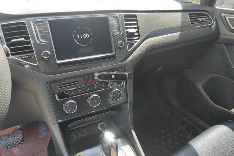 Used Volkswagen Golf Sportsvan 2016 280TSI Automatic Luxury Model Audio And AC Panel