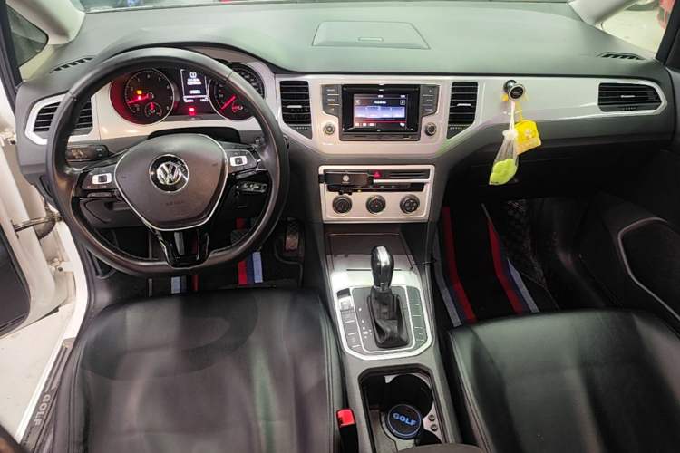 Used Volkswagen Golf Sportsvan 2016 180TSI Automatic Trend Model Audio And AC Panel