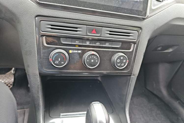 Used Volkswagen Golf Sportsvan 2016 230TSI Automatic Trend Edition Audio And AC Panel