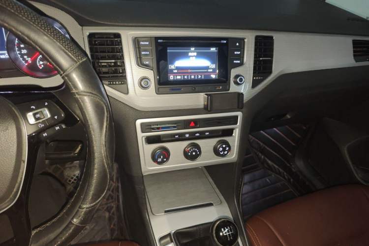 Used Volkswagen Golf Sportsvan 2016 230TSI Manual Entry-Level Trim Audio And AC Panel