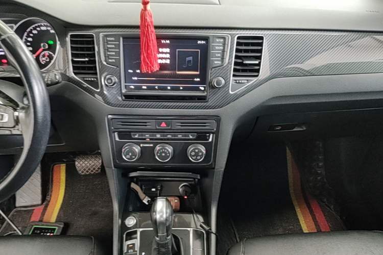Used Volkswagen Golf Sportsvan 2016 280TSI Automatic Luxury Model Audio And AC Panel