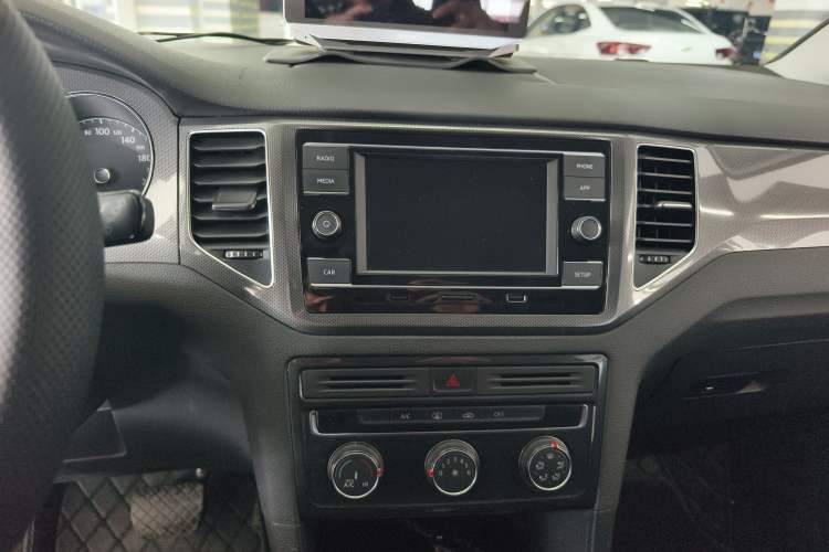 Used Volkswagen Golf Sportsvan 2016 230TSI Automatic Trend Edition Audio And AC Panel