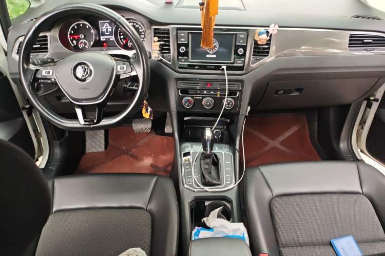 Used Volkswagen Golf Sportsvan 2016 230TSI Automatic Trend Edition Audio And AC Panel
