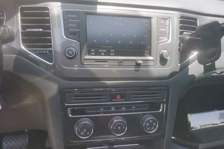 Used Volkswagen Golf Sportsvan 2016 230TSI Automatic Trend Edition Audio And AC Panel