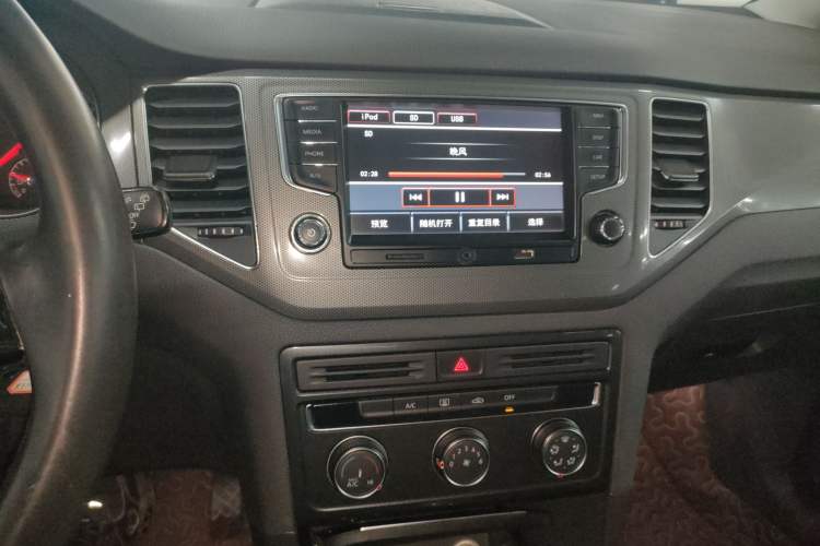 Used Volkswagen Golf Sportsvan 2016 230TSI Automatic Trend Edition Audio And AC Panel
