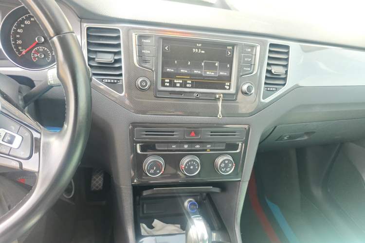 Used Volkswagen Golf Sportsvan 2016 230TSI Automatic Trend Edition Audio And AC Panel