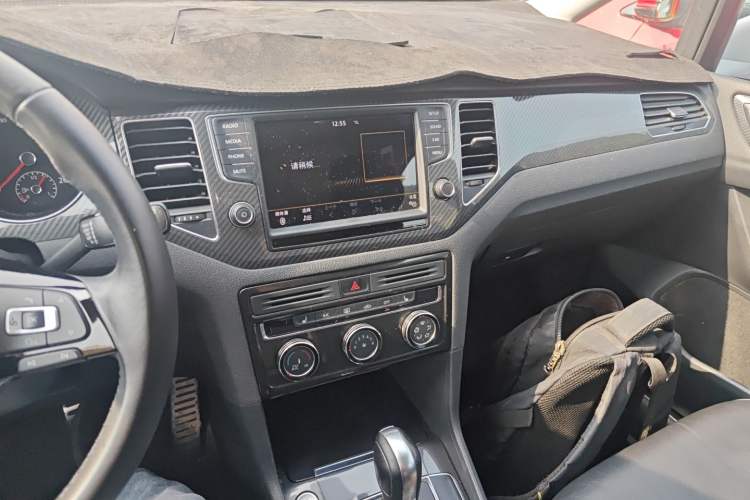 Used Volkswagen Golf Sportsvan 2016 280TSI Automatic Luxury Model Audio And AC Panel