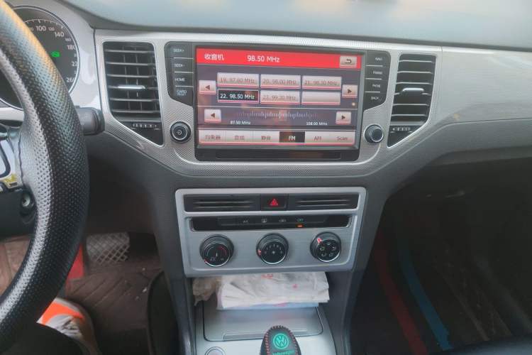 Used Volkswagen Golf Sportsvan 2016 230TSI Automatic Trend Edition Audio And AC Panel