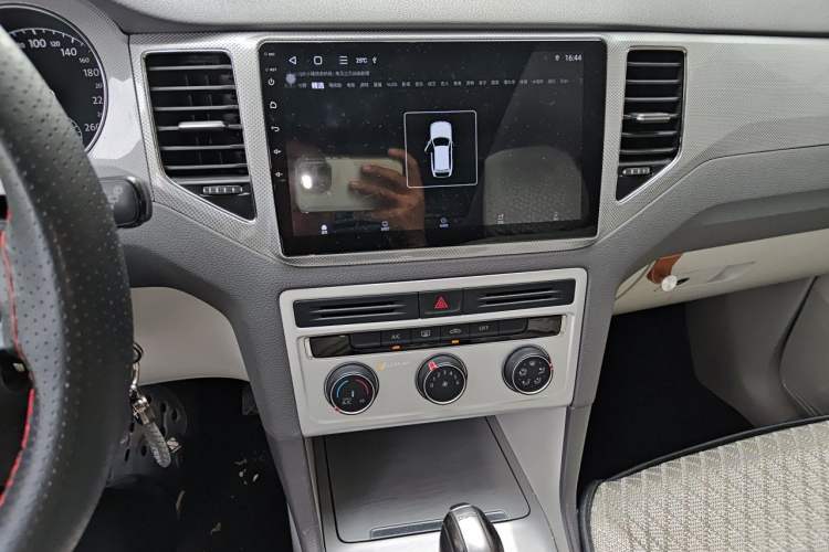 Used Volkswagen Golf Sportsvan 2016 230TSI Automatic Trend Edition Audio And AC Panel