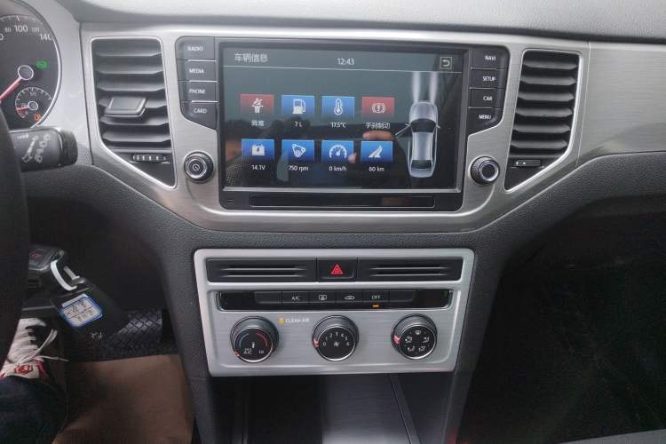 Used Volkswagen Golf Sportsvan 2016 230TSI Automatic Trend Edition Audio And AC Panel
