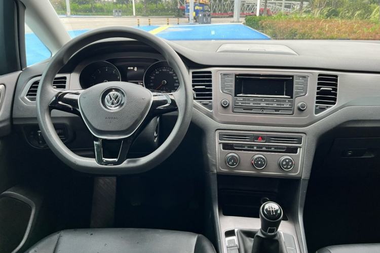 Used Volkswagen Golf Sportsvan 2016 1.6L Manual Comfort Model Audio And AC Panel