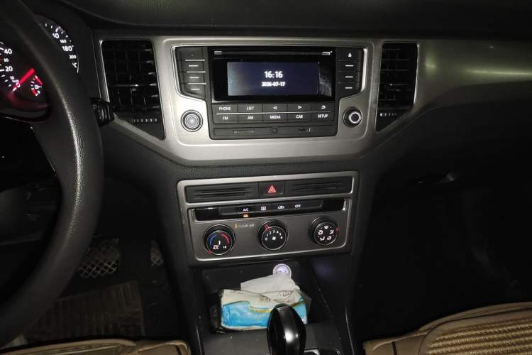 Used Volkswagen Golf Sportsvan 2016 1.6L Automatic Comfort Model Audio And AC Panel