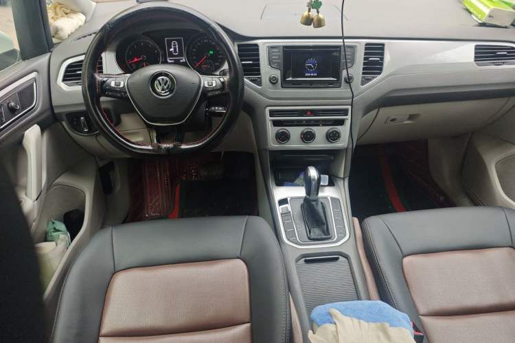 Used Volkswagen Golf Sportsvan 2016 230TSI Automatic Trend Edition Center Console