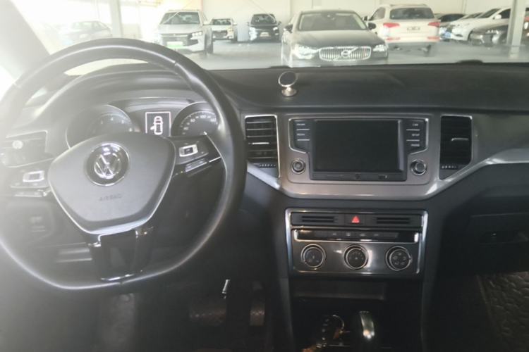 Used Volkswagen Golf Sportsvan 2016 230TSI Automatic Trend Edition Center Console