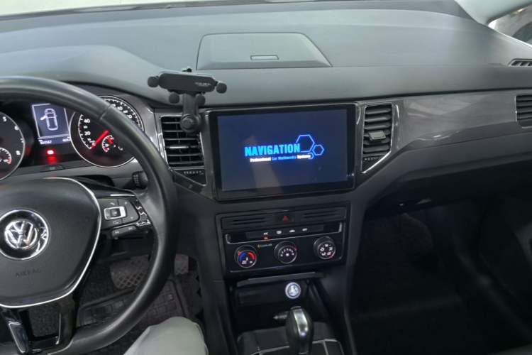Used Volkswagen Golf Sportsvan 2016 230TSI Automatic Trend Edition Center Console