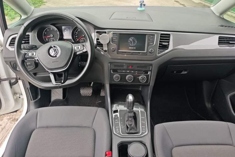 Used Volkswagen Golf Sportsvan 2016 230TSI Automatic Trend Edition Center Console