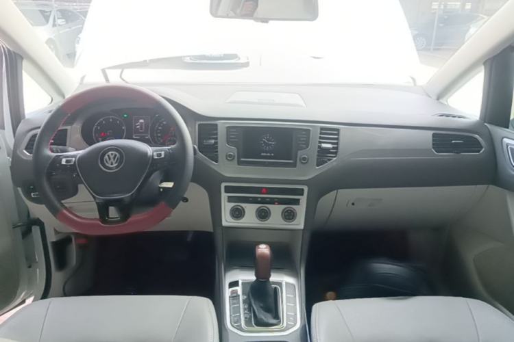 Used Volkswagen Golf Sportsvan 2016 230TSI Automatic Trend Edition Center Console