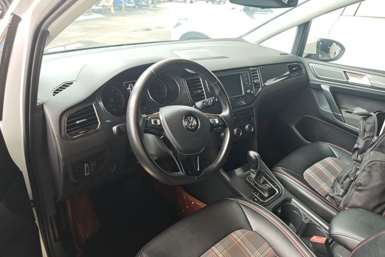 Used Volkswagen Golf Sportsvan 2016 230TSI Automatic Trend Edition Center Console