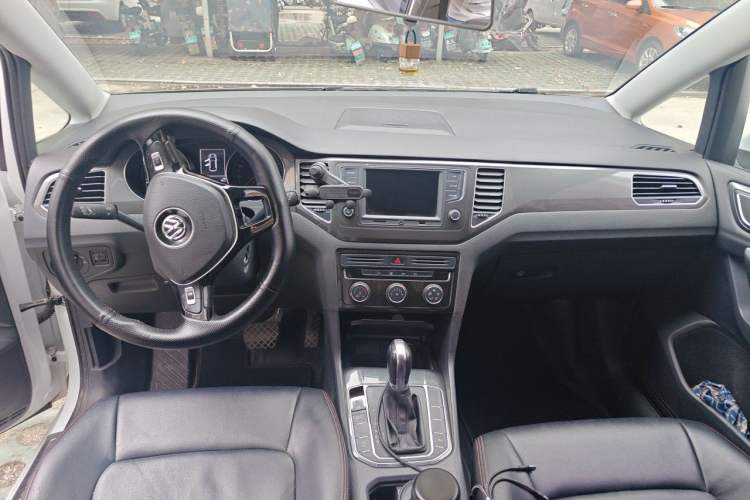 Used Volkswagen Golf Sportsvan 2016 230TSI Automatic Trend Edition Center Console