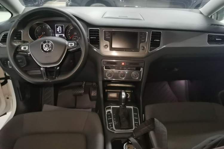Used Volkswagen Golf Sportsvan 2016 230TSI Automatic Trend Edition Center Console