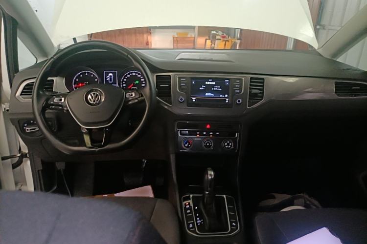 Used Volkswagen Golf Sportsvan 2016 230TSI Automatic Trend Edition Center Console