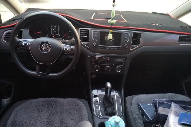 Used Volkswagen Golf Sportsvan 2016 230TSI Automatic Trend Edition Center Console