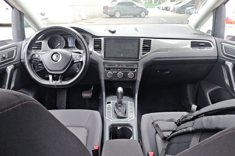 Used Volkswagen Golf Sportsvan 2016 230TSI Automatic Trend Edition Center Console