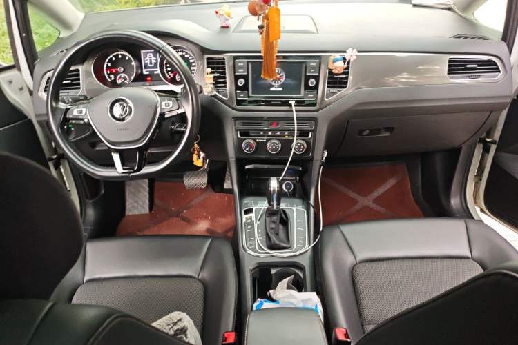 Used Volkswagen Golf Sportsvan 2016 230TSI Automatic Trend Edition Center Console