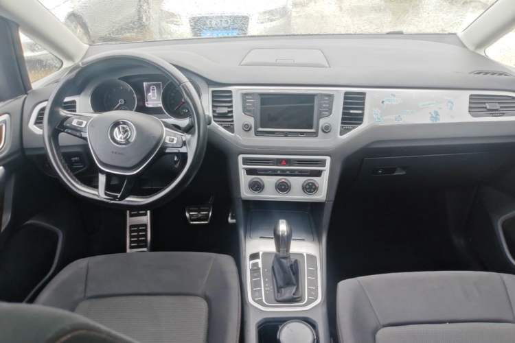 Used Volkswagen Golf Sportsvan 2016 230TSI Automatic Trend Edition Center Console