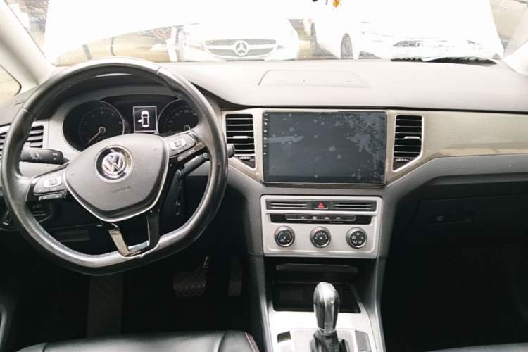 Used Volkswagen Golf Sportsvan 2016 230TSI Automatic Trend Edition Center Console
