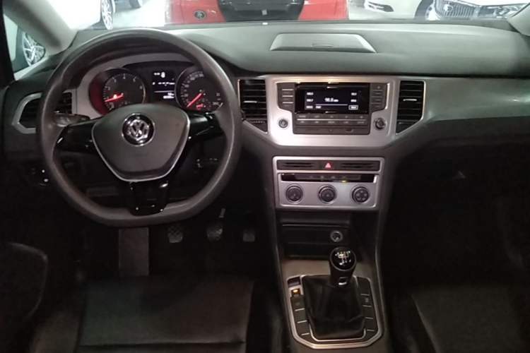 Used Volkswagen Golf Sportsvan 2016 1.6L Manual Comfort Model Center Console