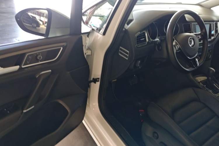 Used Volkswagen Golf Sportsvan 2016 230TSI Automatic Luxury Version Driver Seat