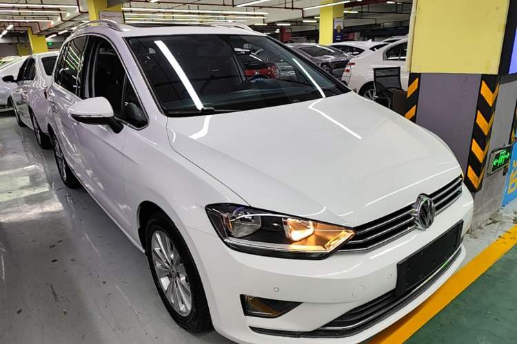 Used Volkswagen Golf Sportsvan 2016 180TSI Automatic Trend Model Front Right 45 Deg