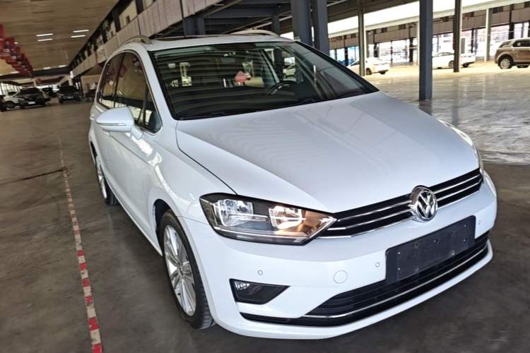 Used Volkswagen Golf Sportsvan 2016 230TSI Automatic Luxury Version Front Right 45 Deg
