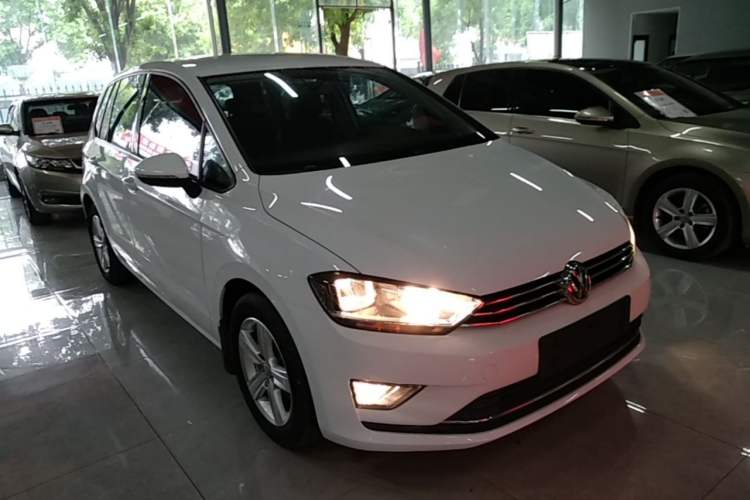 Used Volkswagen Golf Sportsvan 2016 1.6L Manual Comfort Model Front Right 45 Deg