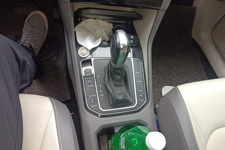 Used Volkswagen Golf Sportsvan 2016 230TSI Automatic Luxury Version Gear Lever