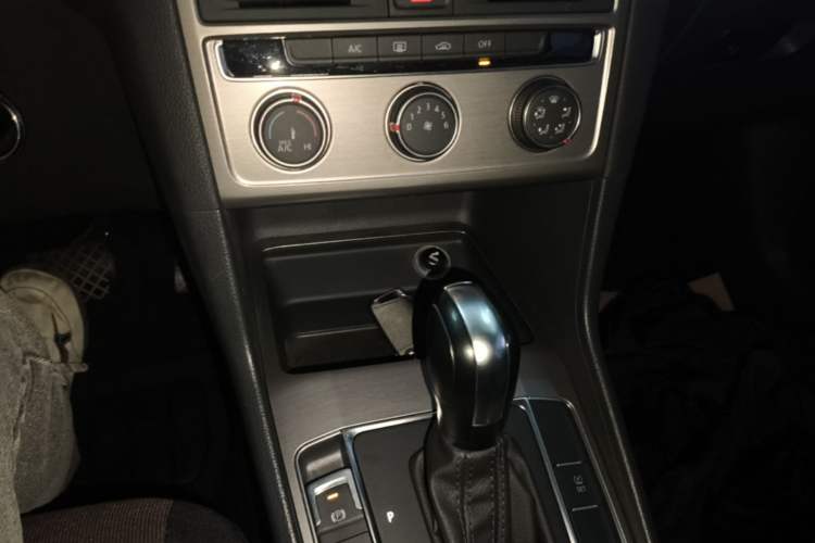Used Volkswagen Golf Sportsvan 2016 1.6L Automatic Comfort Model Gear Lever