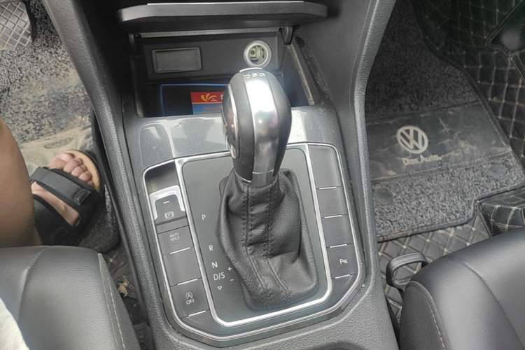 Used Volkswagen Golf Sportsvan 2016 230TSI Automatic Trend Edition Gear Lever