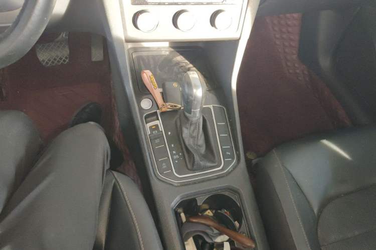 Used Volkswagen Golf Sportsvan 2016 280TSI Automatic Luxury Model Gear Lever